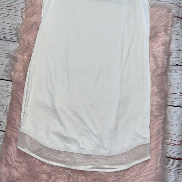 Elegant White Sleeveless Dress - Picture 6 of 9